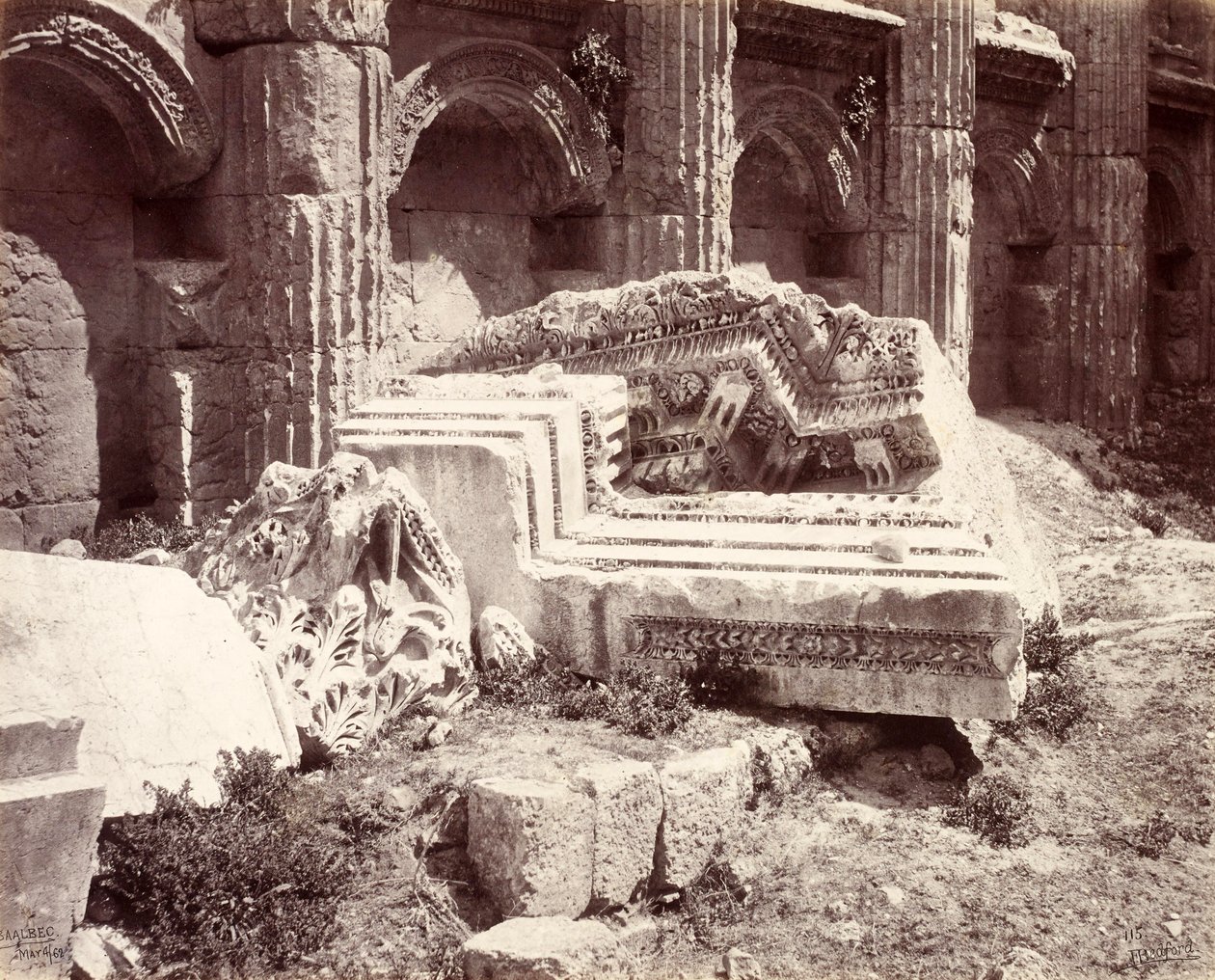 Rzeźbione pozostałości w świątyni Jowisza w Baalbek autorstwa Francis Bedford