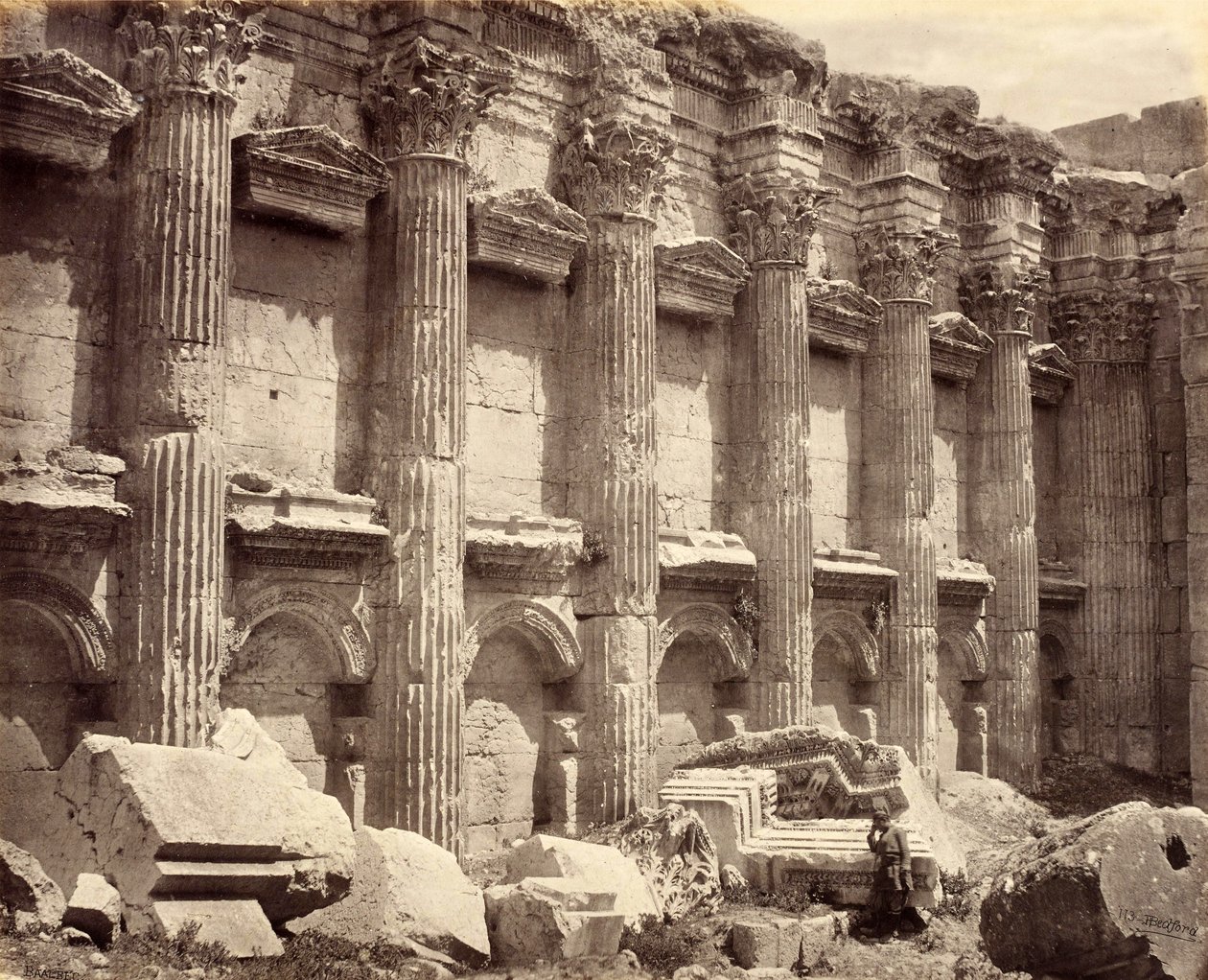 Północna ściana wnętrza świątyni Jowisza, ukazująca żłobkowane kolumny, Baalbek autorstwa Francis Bedford