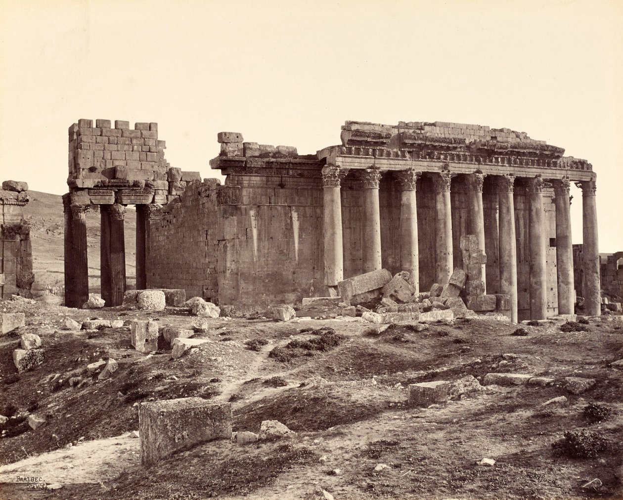 Świątynia Jowisza, od północnego wschodu, Baalbek autorstwa Francis Bedford