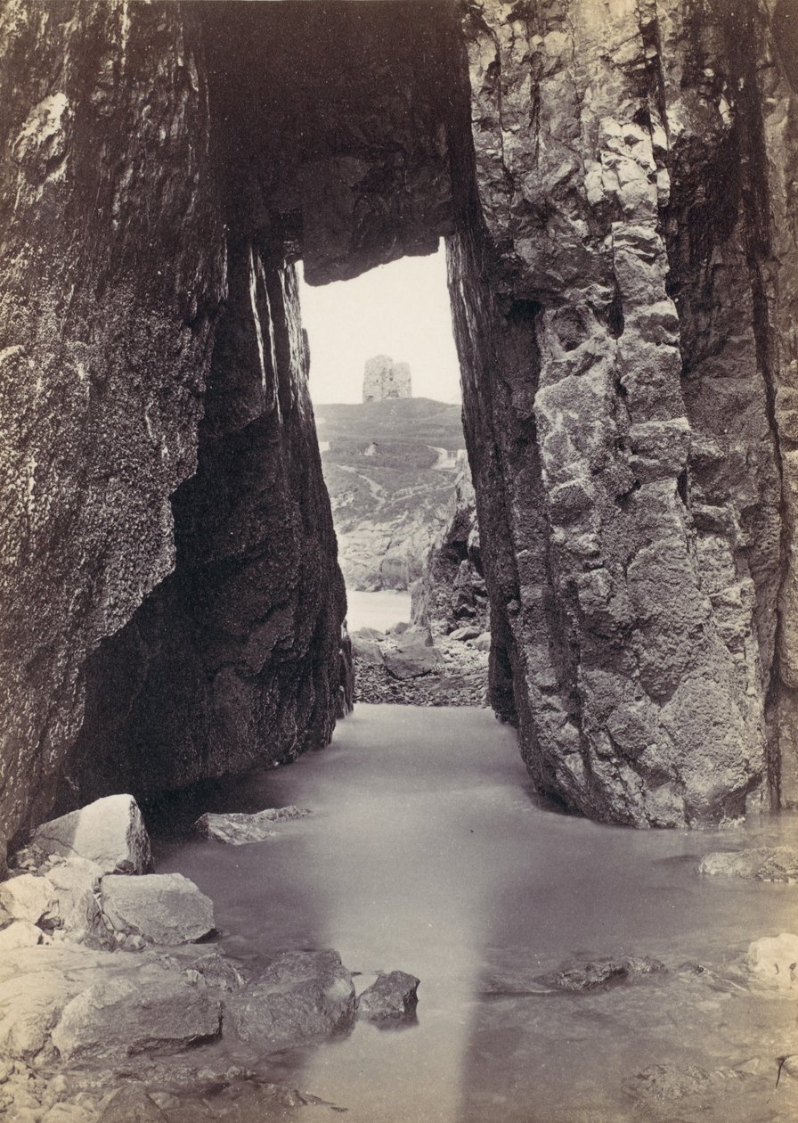 [Widok przez skały wieży na wzgórzu], 1870. autorstwa Francis Bedford