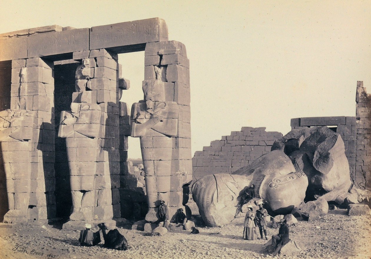 „Egipt i Palestyna”: fragment pilastrów Ozyrysa Ramesseum, świątynia grobowa Ramzesa II, Teby autorstwa Francis Frith
