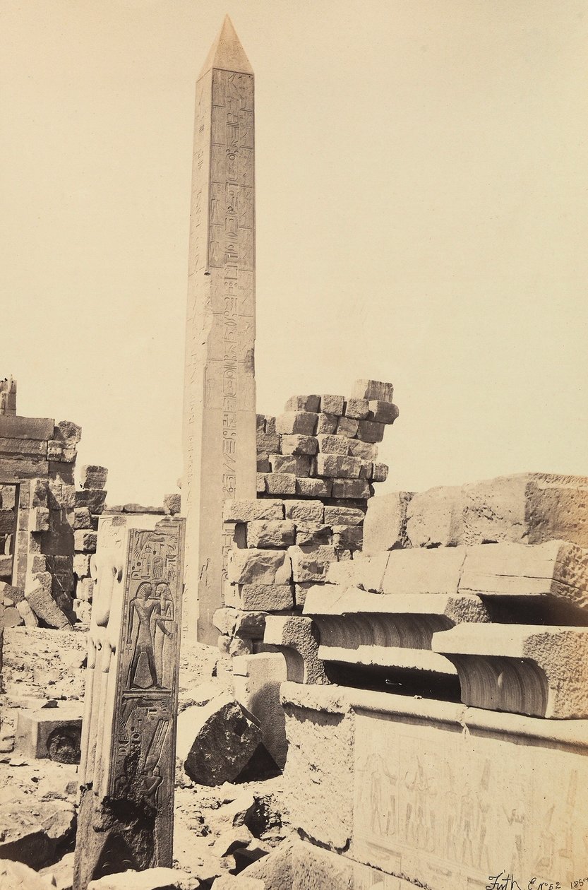 „Egipt i Palestyna”: granitowy obelisk zbudowany przez faraona Totmesa I i królową Hatszepsut w wielkiej świątyni Amona-Ra, Karnak, Egipt autorstwa Francis Frith