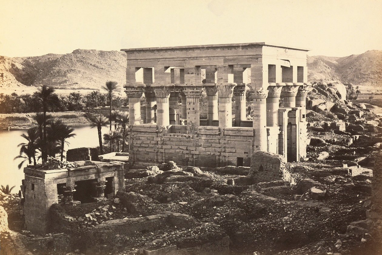 „Egipt i Palestyna”: pawilon Trajana w monumentalnym kompleksie Philae, wyspa Agilkia, okolice Assuanu, Egipt autorstwa Francis Frith
