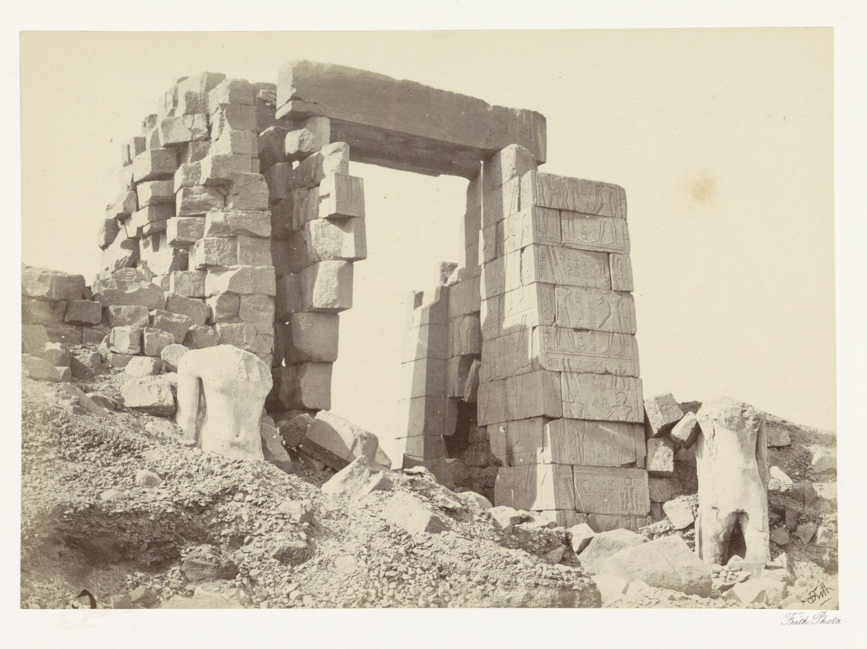 Granitowy pylon Karnaku Świątynia Pylon granitowy. Karnac (tytuł na obiekcie) autorstwa Francis Frith