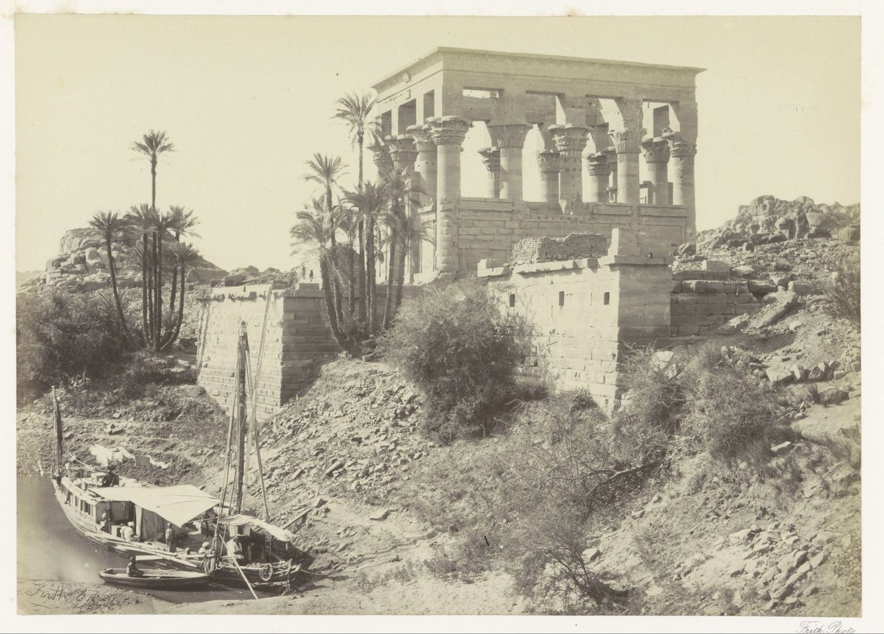 Kiosk Trajana na wyspie Philae na Nilu Łóżko faraona, wyspa Philae (tytuł na obiekcie) autorstwa Francis Frith