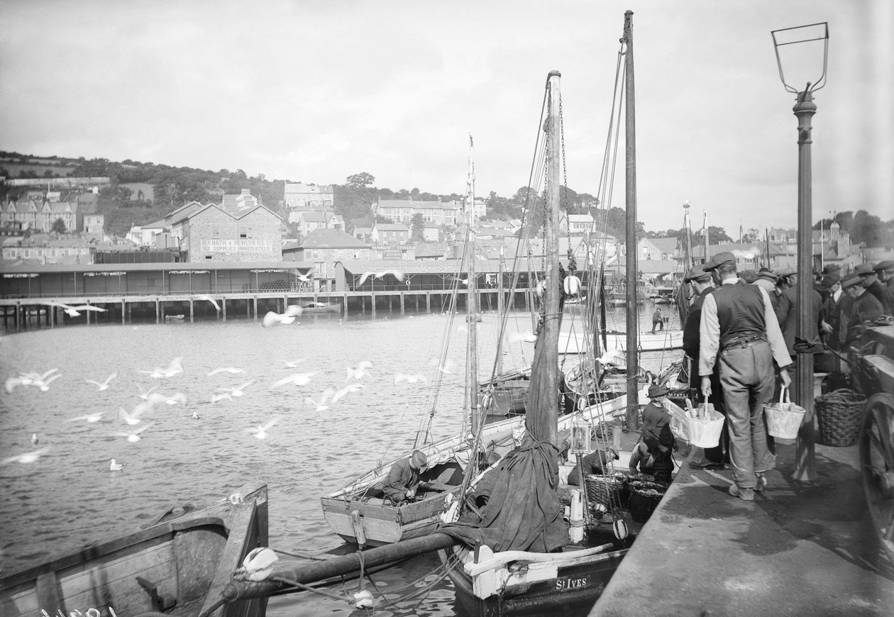Port Newlyn i nabrzeże rybne, Kornwalia autorstwa Francis Frith