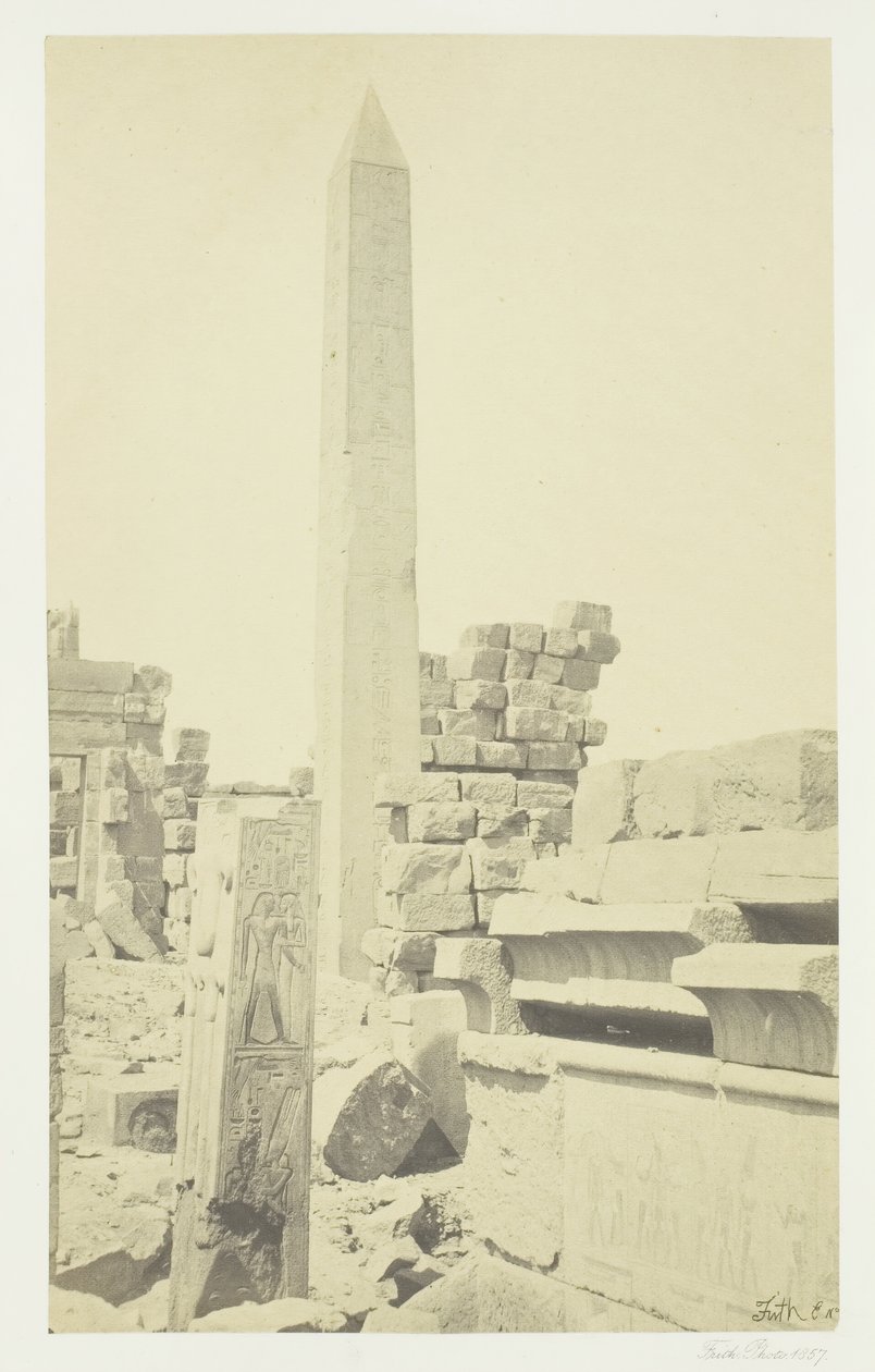 Obelisk i granitowa kolumna lotosu, Karnac, 1857. autorstwa Francis Frith