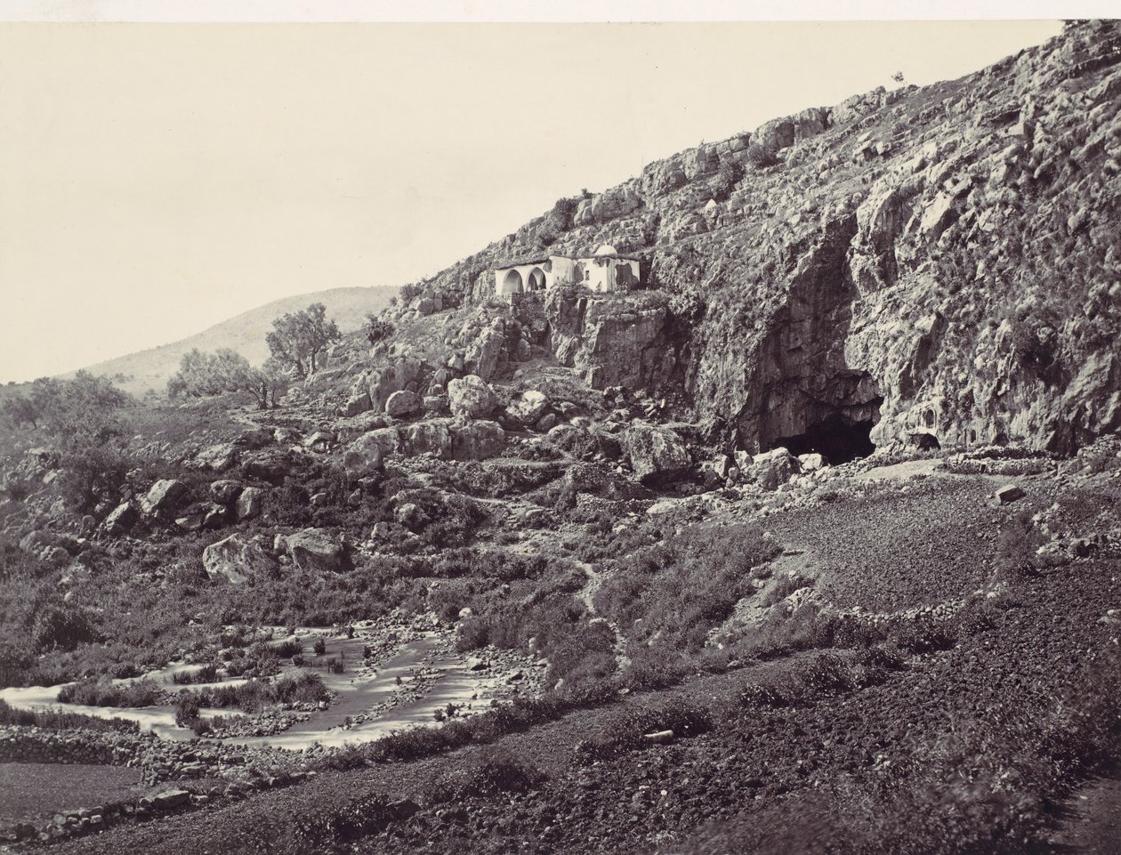 Główne źródło Jordanu, wypływającego z jaskini w pobliżu Banias, w pobliżu miejsca ..., ca. 1857. autorstwa Francis Frith