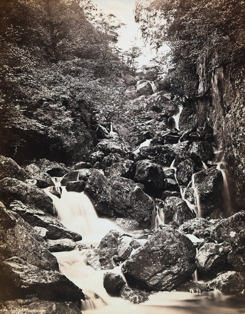 Krajobraz rzeki w pobliżu Derwentwater w Wielkiej Brytanii. autorstwa Francis Frith
