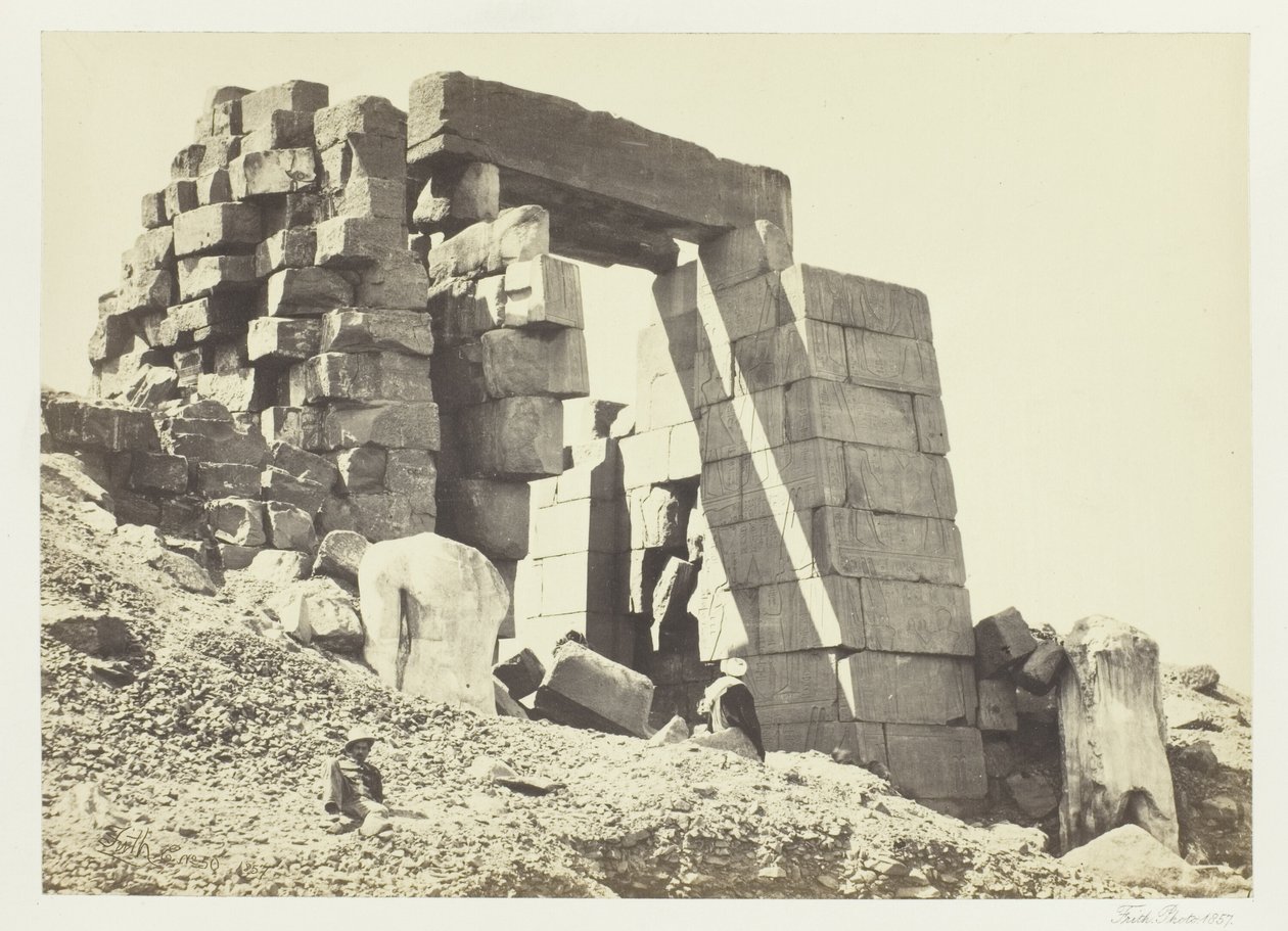 Granitowy pylon, Teby autorstwa Francis Frith