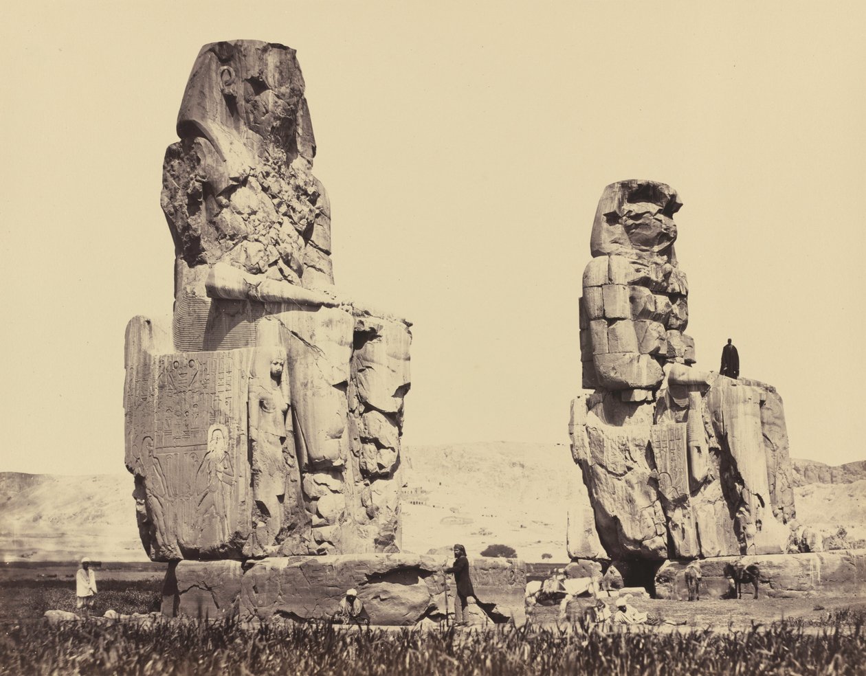 Posągi na równinie, Teby, 1858 (zdjęcie) autorstwa Francis Frith