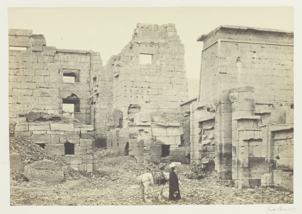 Pałac świątynny, Medinet Haboo autorstwa Francis Frith