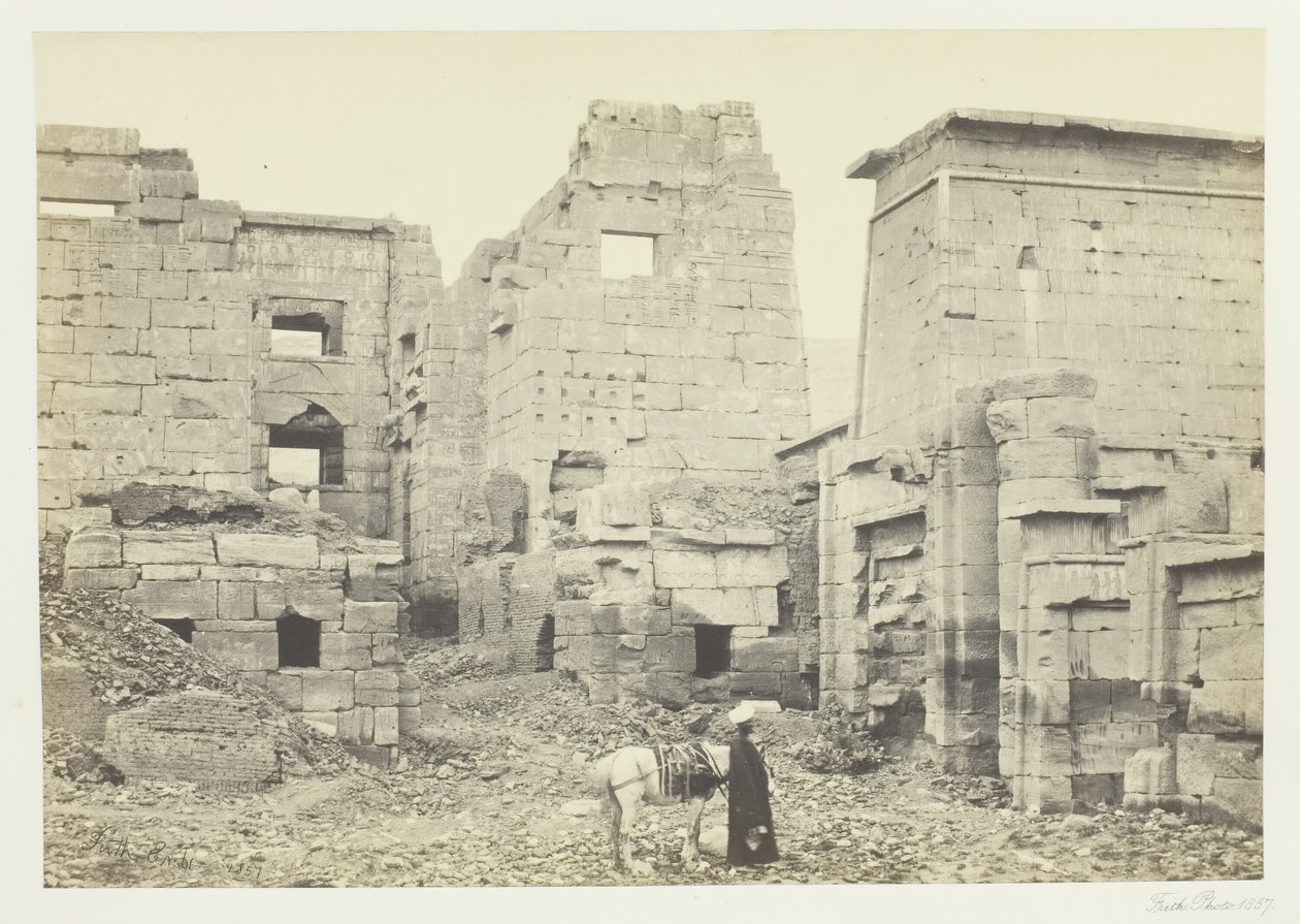 Pałac Świątynny, Medinet Haboo, 1857. autorstwa Francis Frith