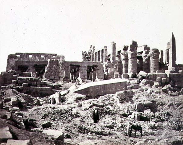 Świątynia El-Karnak z południowego wschodu, ok. 1856-59 (zdjęcie w sepii) autorstwa Francis Frith