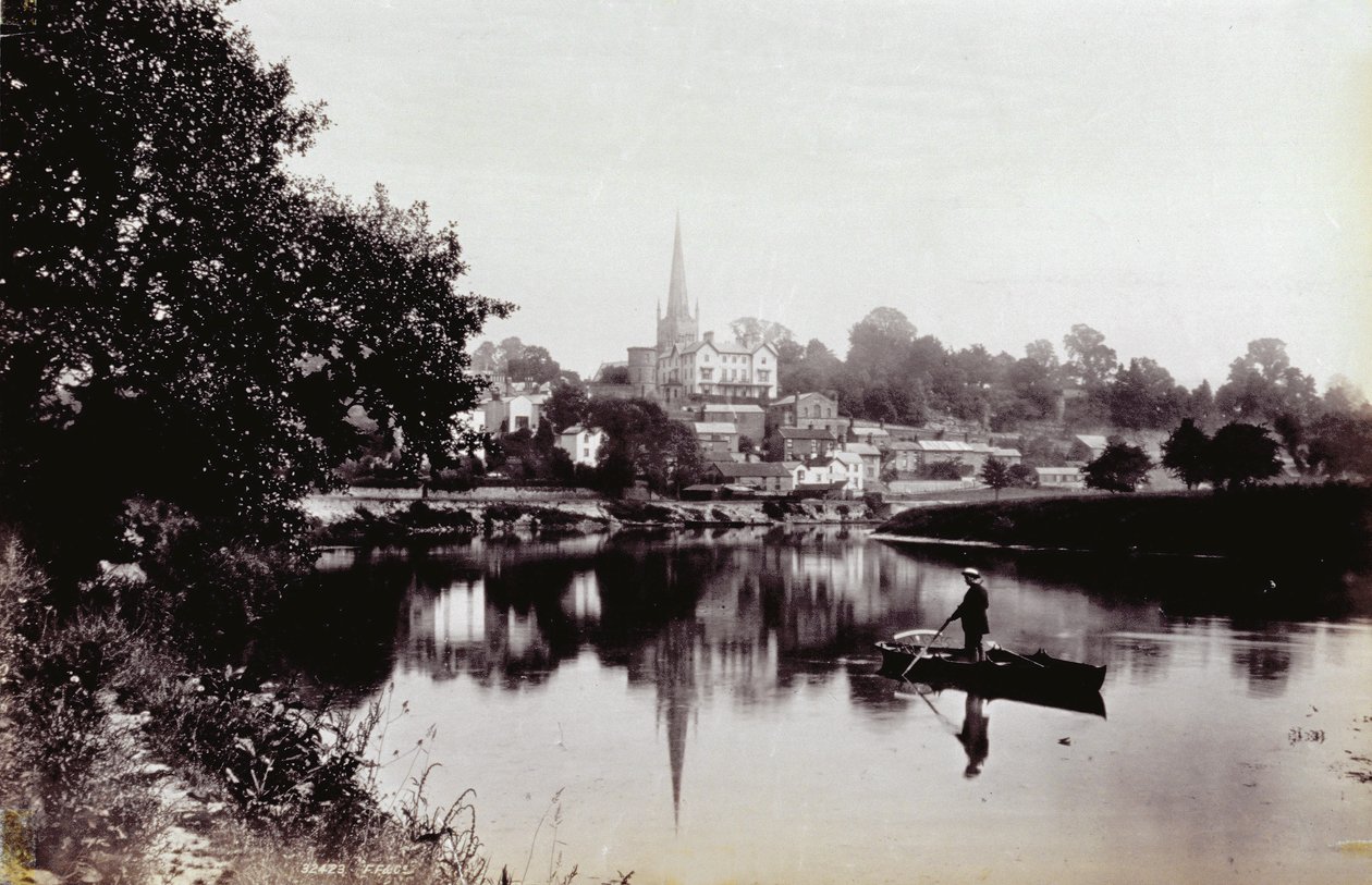 Miasto Ross-On-Wye, widziane z brzegu rzeki. Na pierwszym planie mężczyzna stojący na łodzi wiosłowej autorstwa Francis Frith