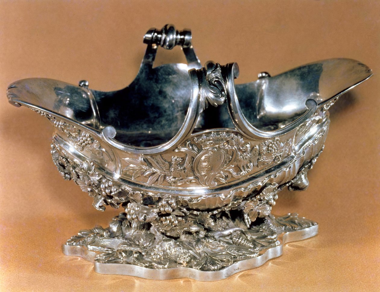 Sosjerka na stół pani de Pompadour, z jej herbem, Paryż, 1745-55 (srebro, złocone) autorstwa Francois Joubert