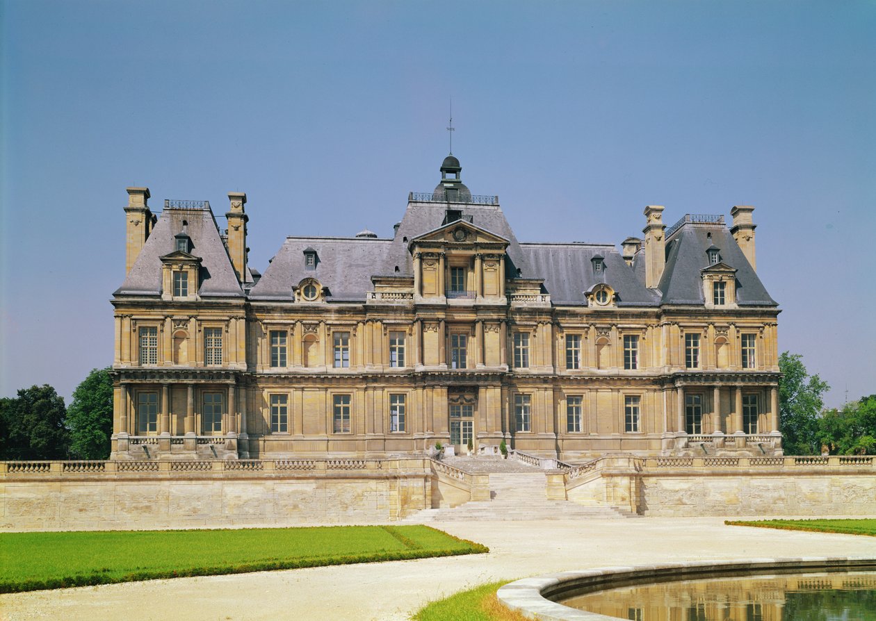 Widok na wschodnią fasadę zamku Chateau de Maisons-Laffitte, zbudowanego w latach 1642-51 autorstwa Francois Mansart