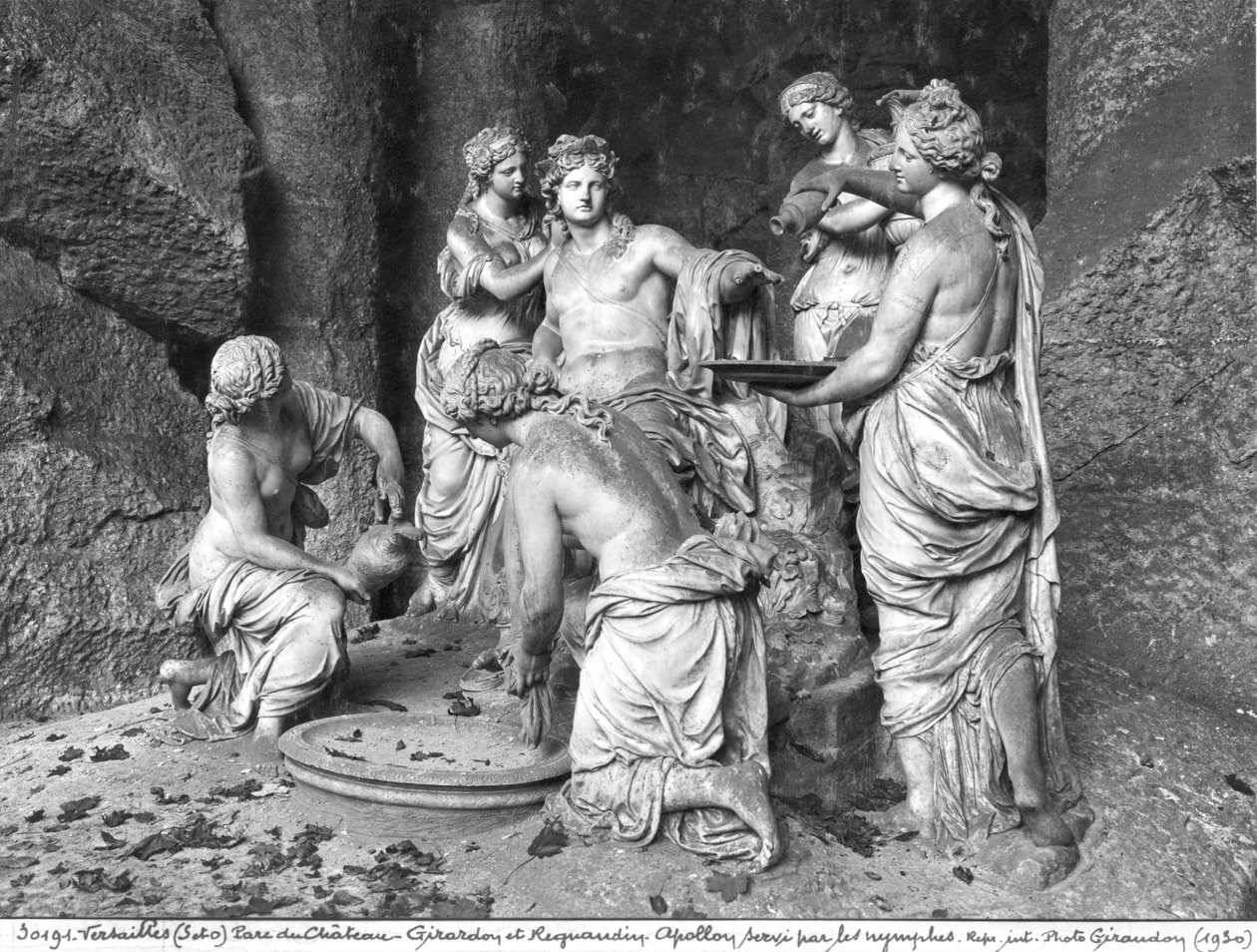 Apollo pielęgnowany przez nimfy w gaju Łaźni Apolla, wykonany z pomocą Thomasa Regnaudina (1622-1706) 1666-75 (zob. 242848, 242849) (marmur) autorstwa Francois Girardon