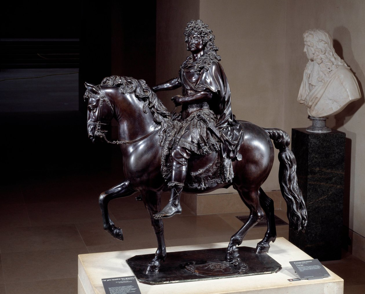 Posąg konny króla Ludwika XIV (1638-1715) z brązu topionego traconym woskiem. Rzeźba Francois Girardona (1628-1715). XVII wiek. Słońce 1,02x0,98x0,5 m Paryż musee du Louvre autorstwa Francois Girardon
