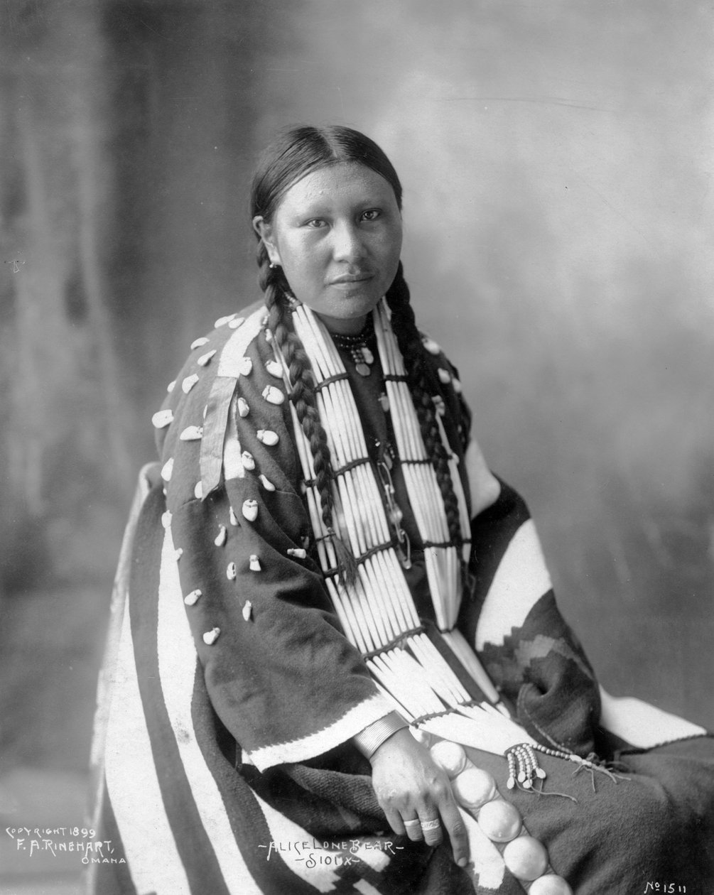 Alice Lone Bear, Siuks, 1898 autorstwa Frank Albert Rinehart