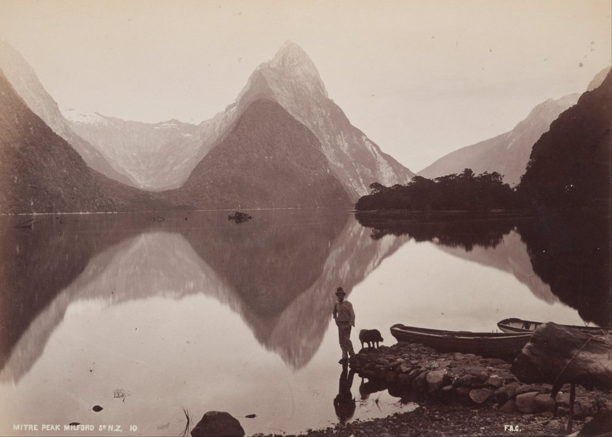 Mitre Peak, Milford Sound, NZ. Z albumu - Australijskie krajobrazy autorstwa Frank Coxhead