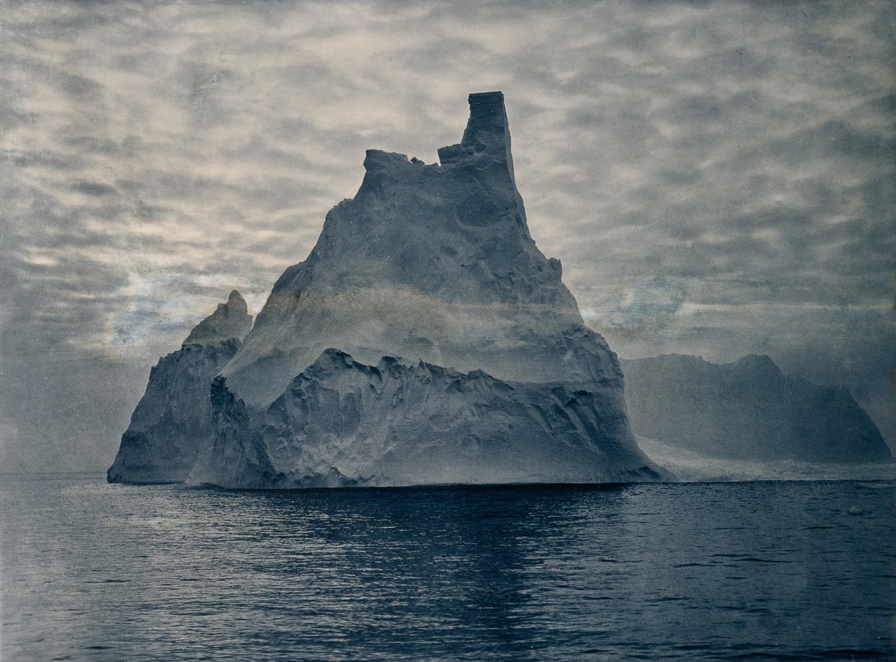 Bez tytułu (góra z wieżą) autorstwa Frank Hurley