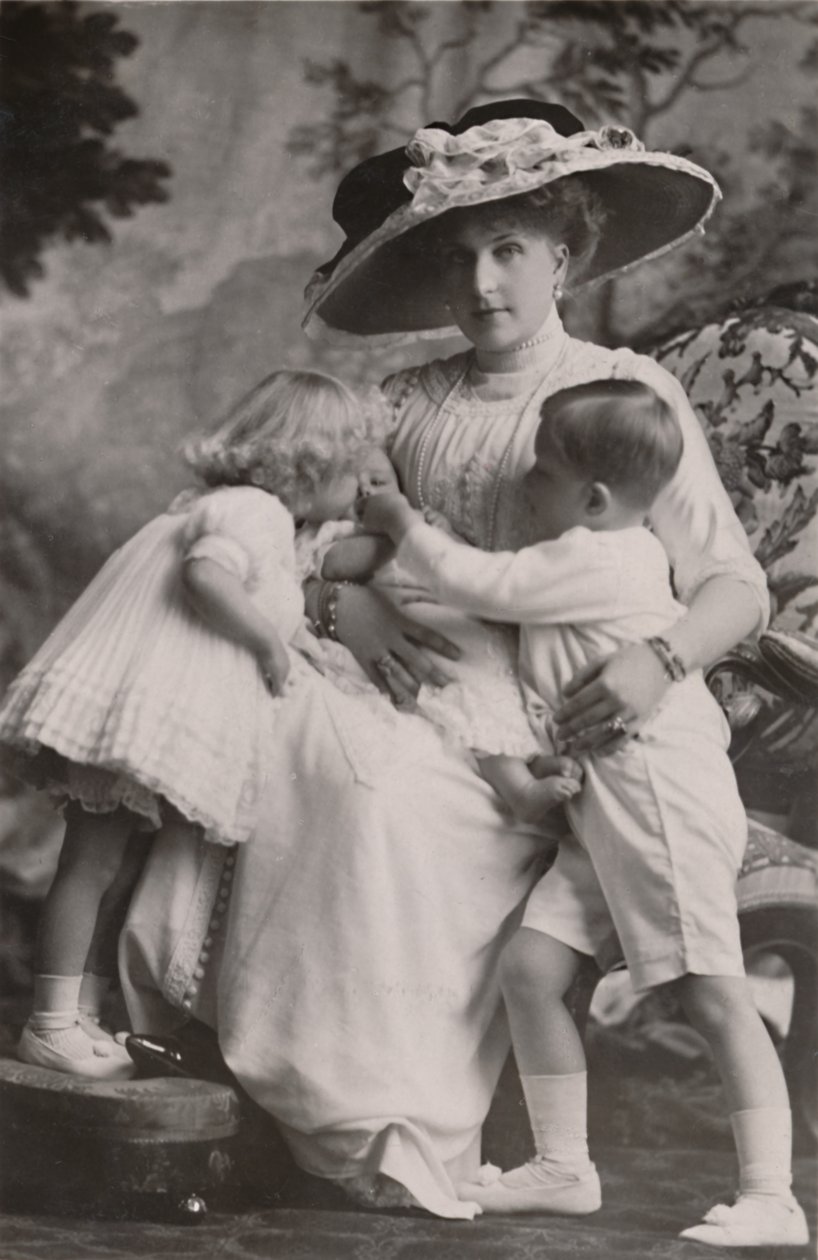 „Królowa Wiktoria Hiszpańska z księciem Alfonsem, księżniczką Marią Christiną i księżniczką Beatrice, 1911. autorstwa Frank Arthur Swaine