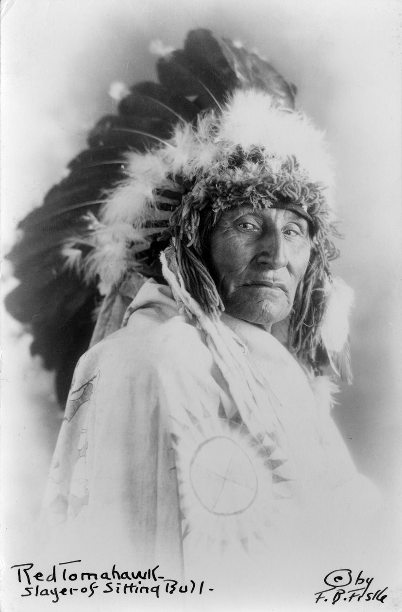 Czerwony Tomahawk, pogromca Siedzącego Byka, ok. 1890-1910 (czarno-białe zdjęcie) autorstwa Frank Bennett Fiske