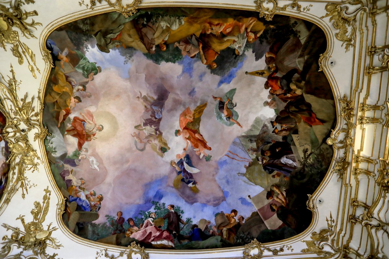 Fresk sufitowy w Wielkiej Galerii w Pałacu Schönbrunn przedstawiający alegorię pokoju i dobrobytu, Wiedeń, Austria, 2024 r. (zdjęcie ilustracyjne) autorstwa Frank Buffetrille
