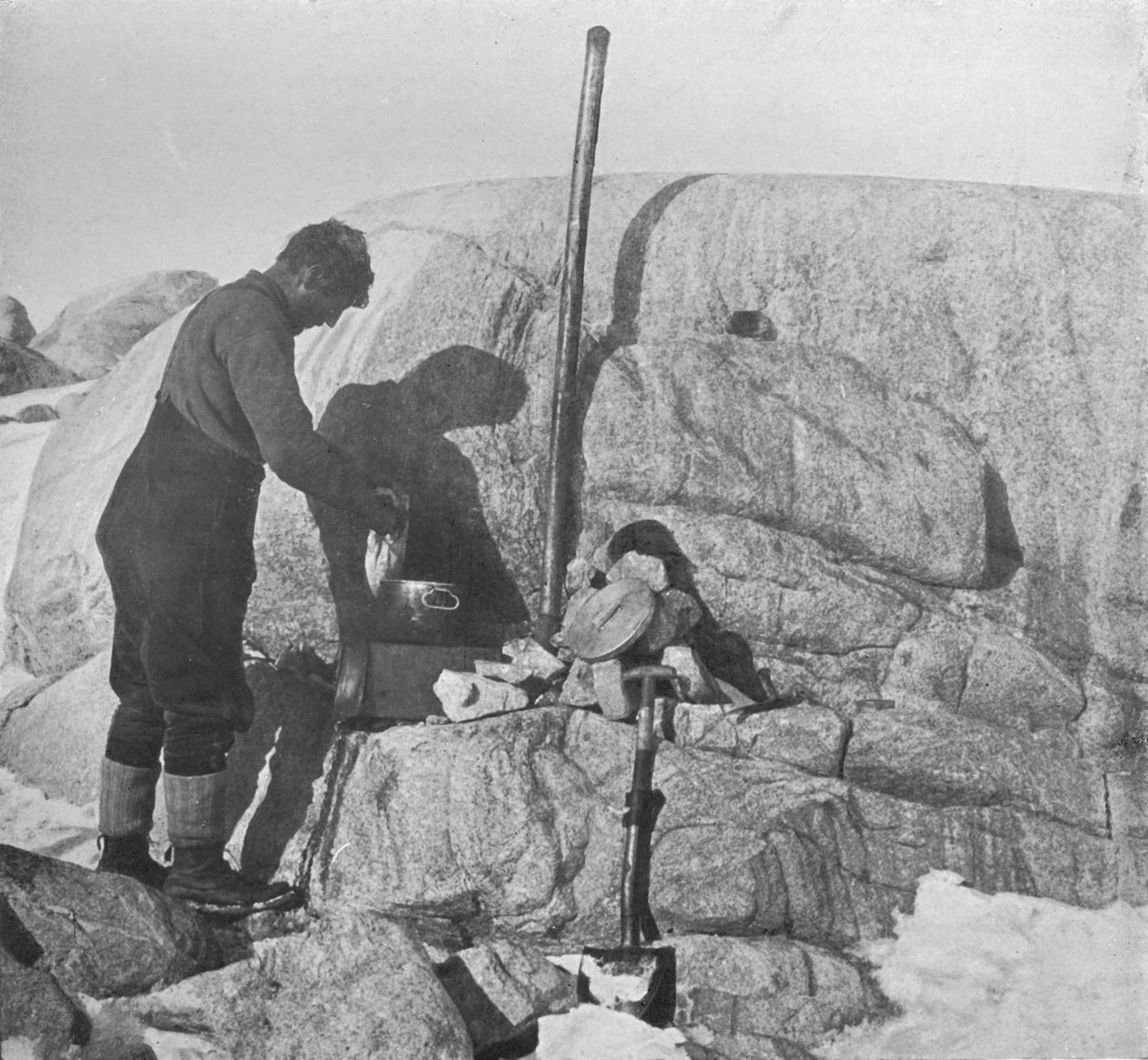 Forde Cooking Seal-Fry na piecu na tłuszcz w Cape Roberts, c1911, 1913 autorstwa Frank Debenham