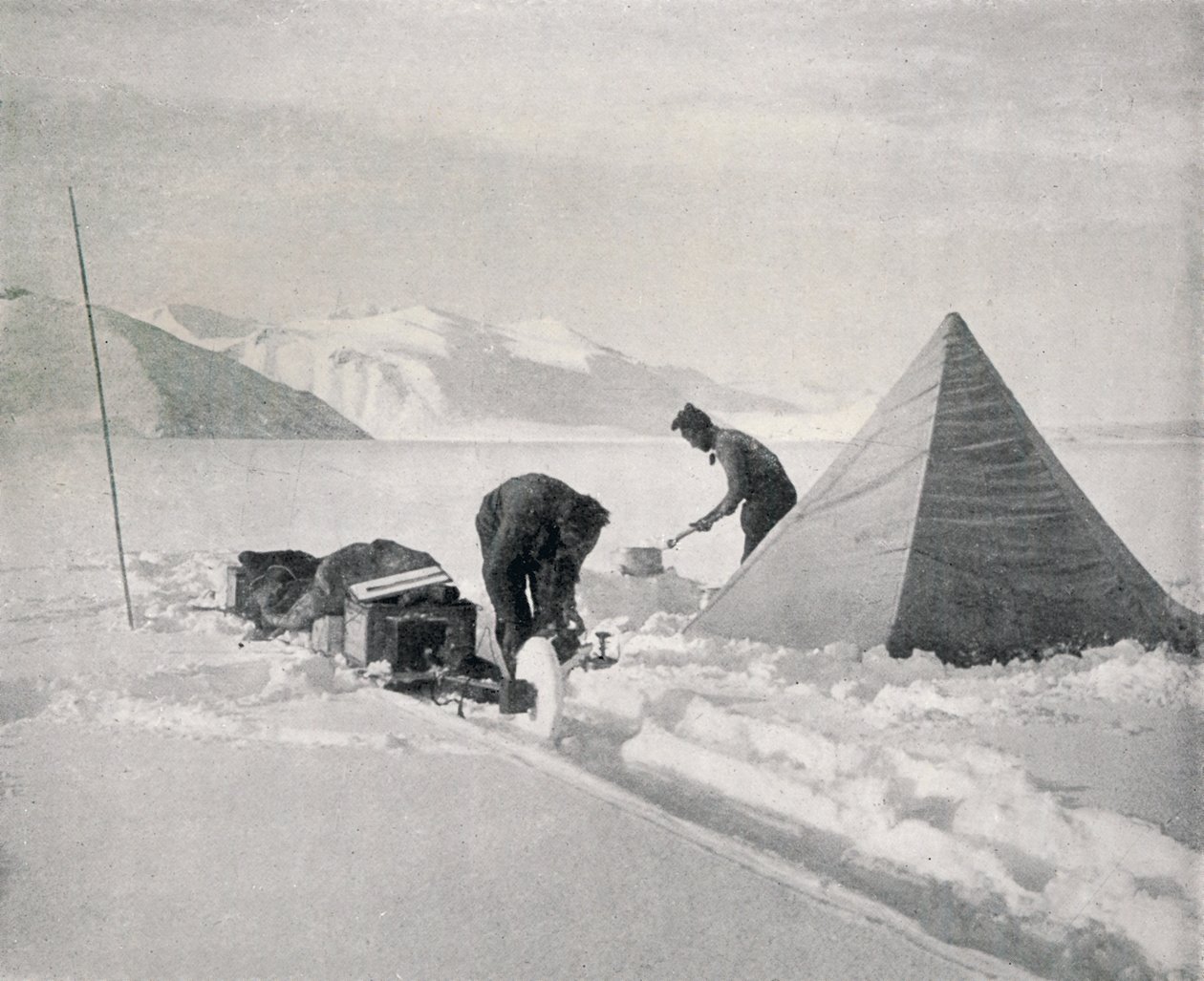 Ciężkie sanki w New Snow Off Point Rozczarowanie, grudzień 1911, 1913 autorstwa Frank Debenham