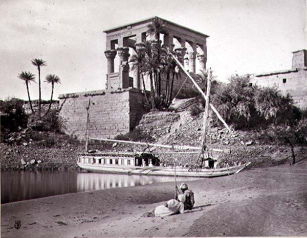 Świątynia Trajana, patrząc na południowy zachód, Philae (zdjęcie czarno-białe) autorstwa Frank Mason Good