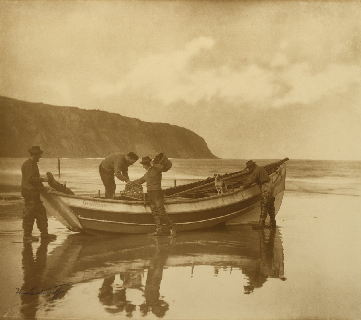 Beaching the Gratitude, ok. 1890 (odbitka żelatynowo-srebrowa z tonowaniem) autorstwa Frank Meadow Sutcliffe