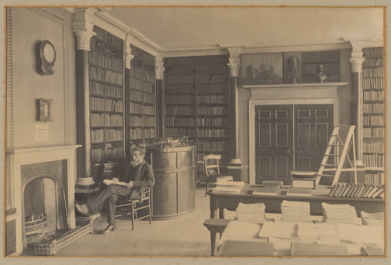 [Mężczyzna czytający w bibliotece] autorstwa Frank Meadow Sutcliffe
