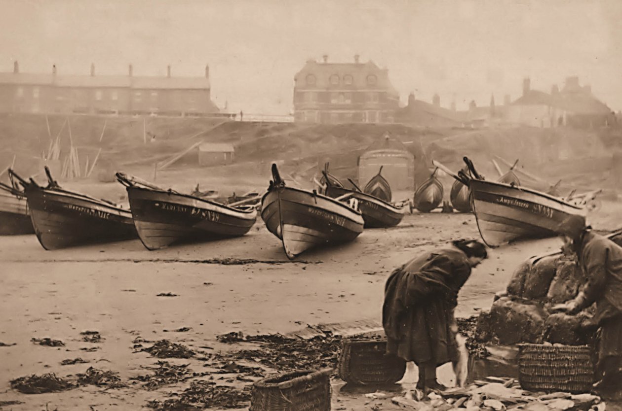Kobiety ładujące ryby do koszy z łodzi rybackich, port Whitby autorstwa Frank Meadow Sutcliffe
