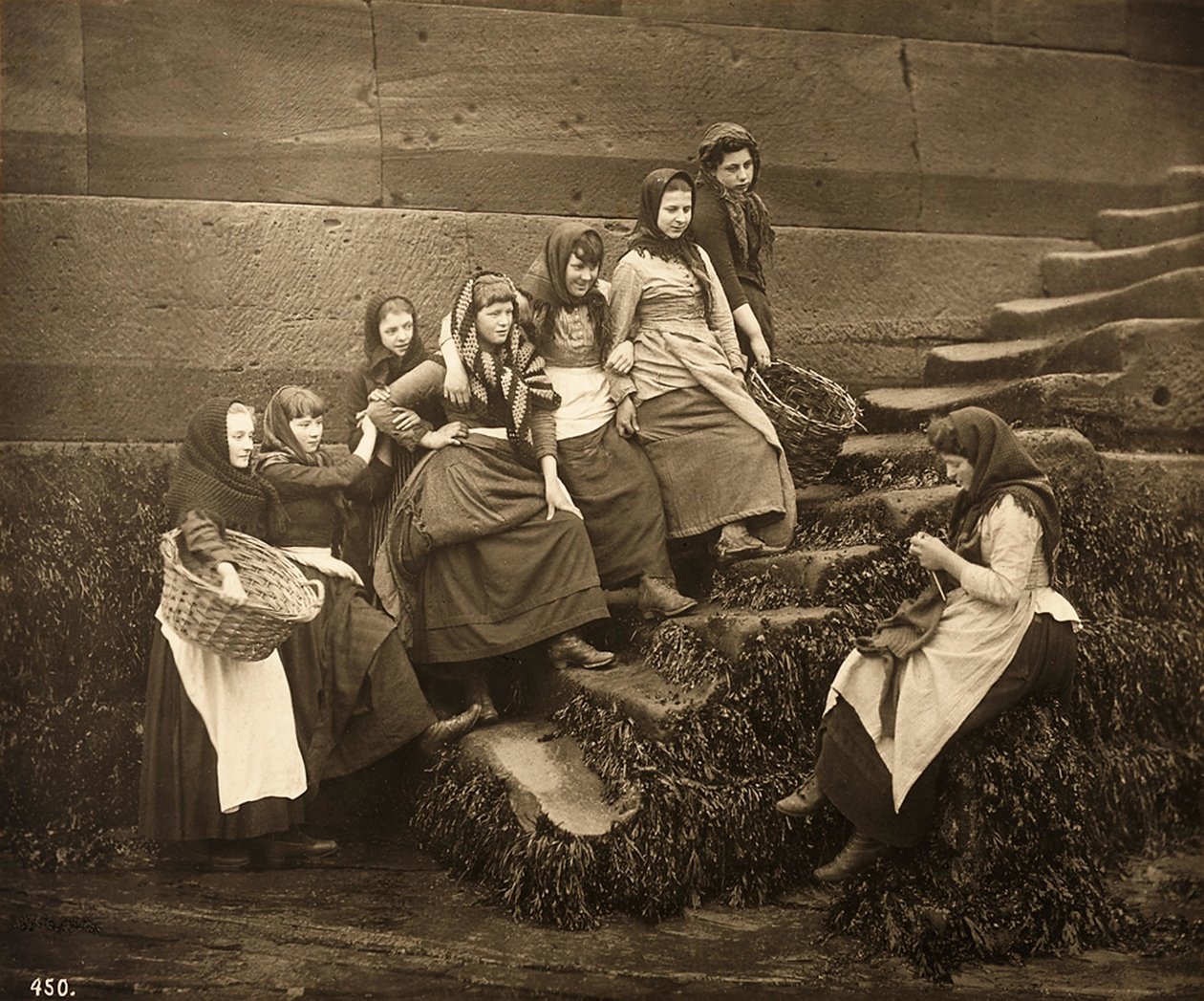 Kobiety czekające na dni łowią, port Whitby, North Yorkshire, ok.1899 autorstwa Frank Meadow Sutcliffe