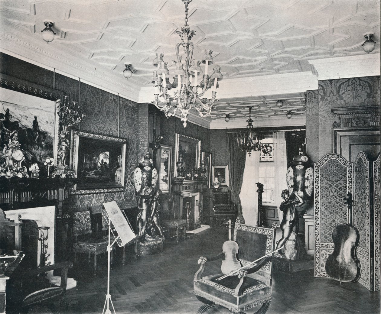 Sala muzyczna, Dom Kapitana Harveysa, Hampstead, ok. 1903 r. autorstwa Frank William Brookman