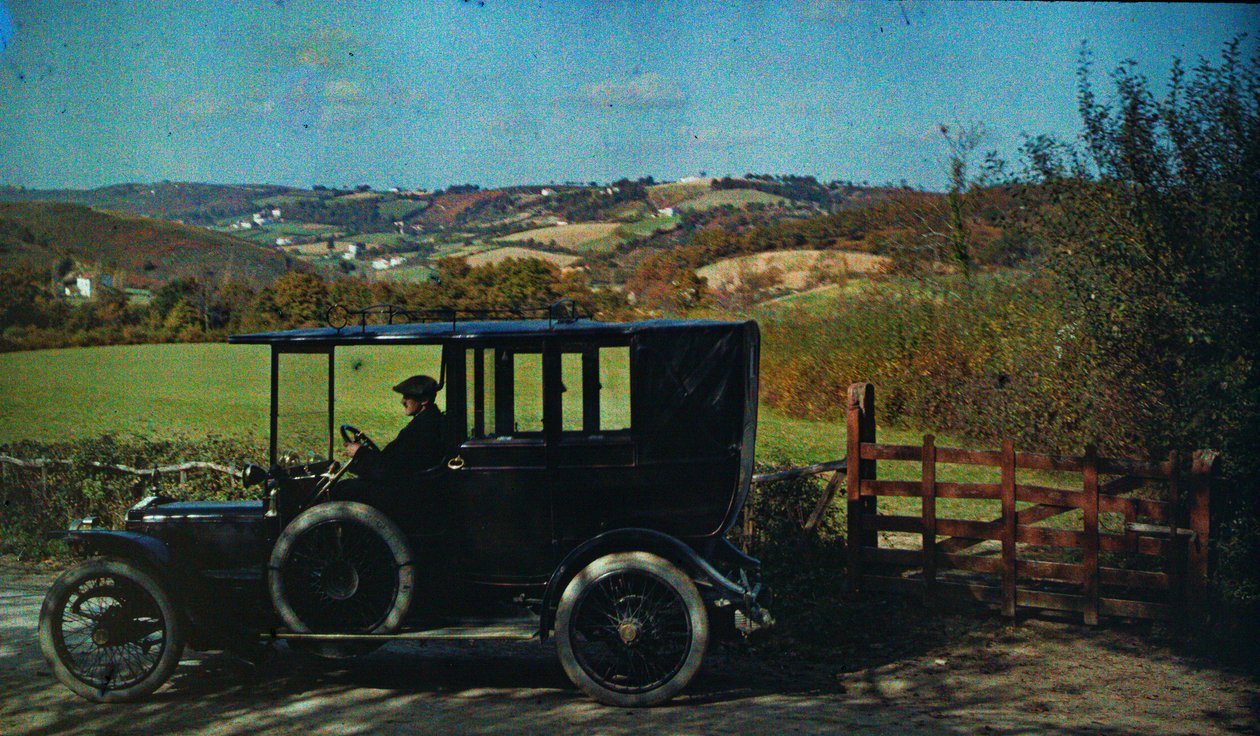 Wczesny kolorowy autochrom około 1916 roku. Mężczyzna w samochodzie, być może fotograf w Anglii,... autorstwa Franklin Price Knott