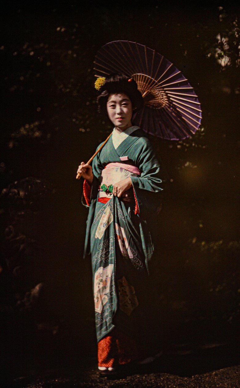 Japonka trzymająca parasol i ubrana w kimono, wczesna kolorowa autochromia, ok. 1916 r. (zdjęcie ilustracyjne) autorstwa Franklin Price Knott