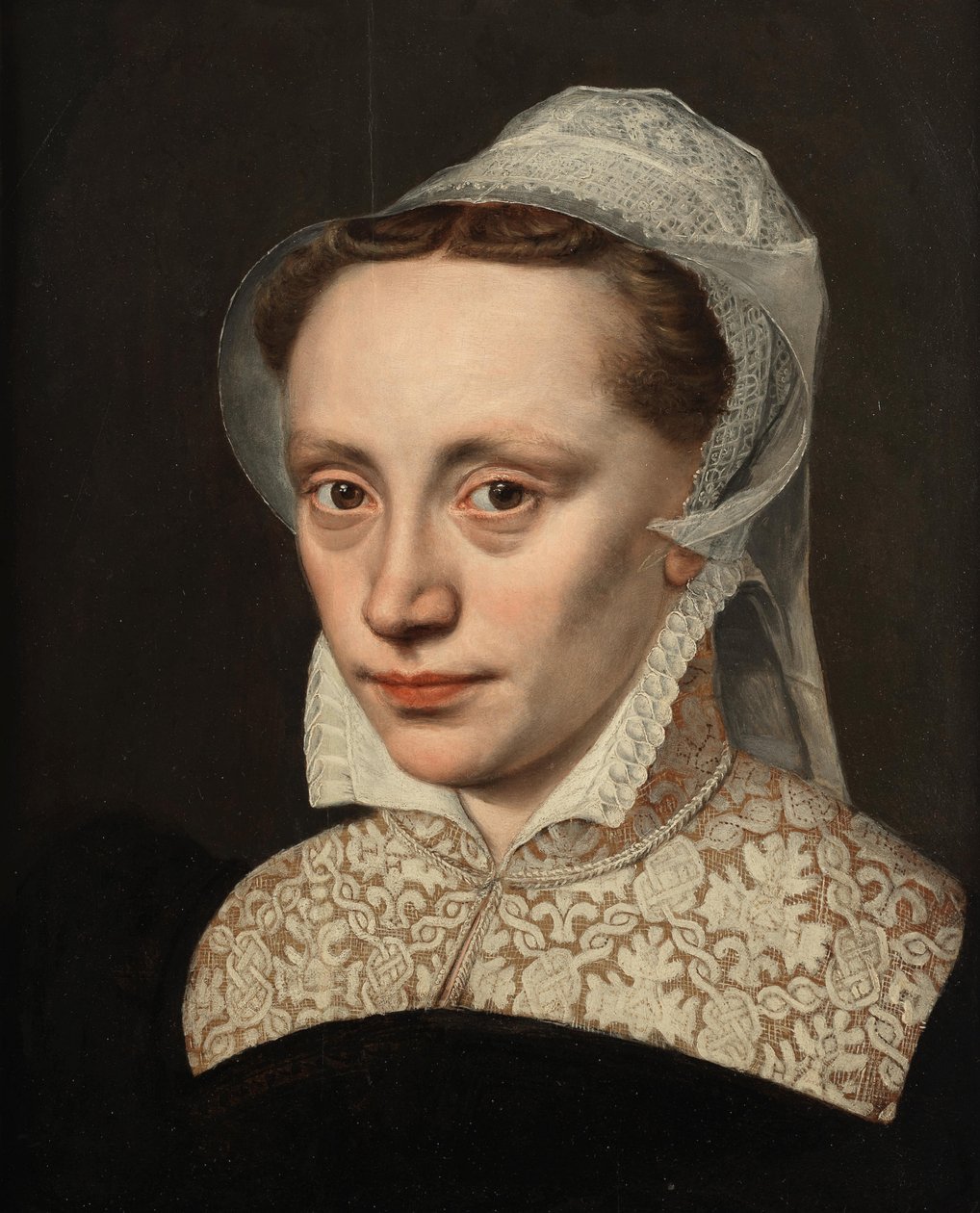 Portret damy, długość do biustu, w czarnym kostiumie z białym koronkowym kołnierzem i nakryciem głowy autorstwa Frans Pourbus the Elder
