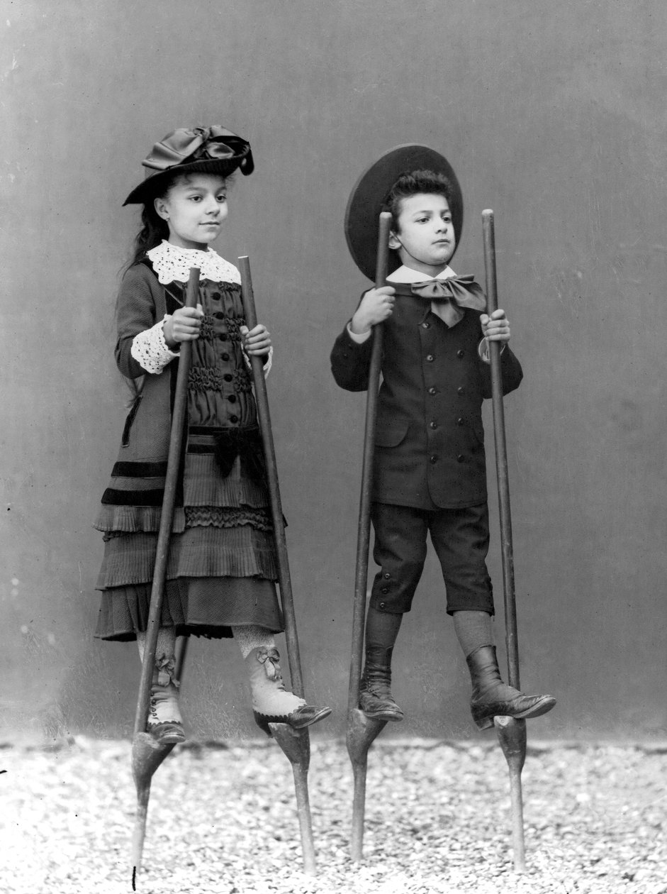 Romualdo Alinaris dzieci, Adele i Arturo, na palach, Florencja, ok. 1875 (szklana płyta) autorstwa Fratelli Alinari Fratelli Alinari