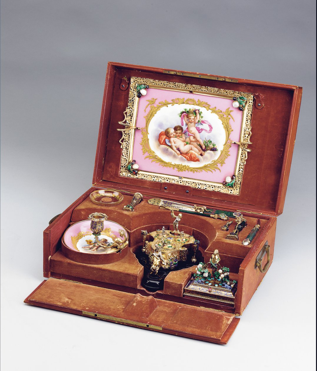 Napoleon III Case Necessari de Bureau, ok. 1864-66 (srebro emaliowane, srebro złocone, krwawnik, porcelana w stylu Sevres i kamienie półszlachetne) (patrz także 1065856-9) autorstwa Frederic Jules and Wiese Jules  Rudolphi