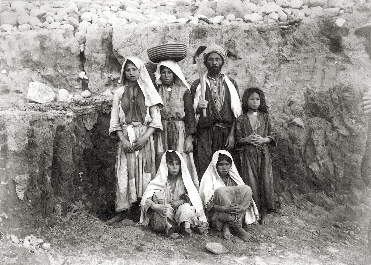 Grupa robotników przy wykopaliskach, Coastal Plain, Palestyna, 1891-93 (bw photo) autorstwa Frederick J. Bliss