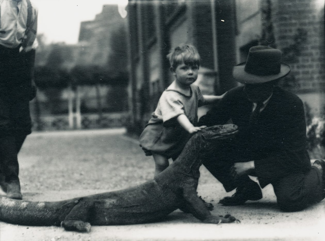 Chłopiec ze smokiem z komodo autorstwa Frederick William Bond