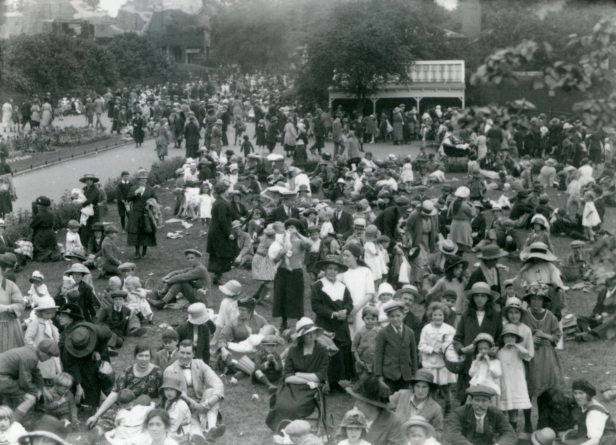 Tłumy zwiedzających w londyńskim zoo, sierpniowe święto, 1922 r. autorstwa Frederick William Bond