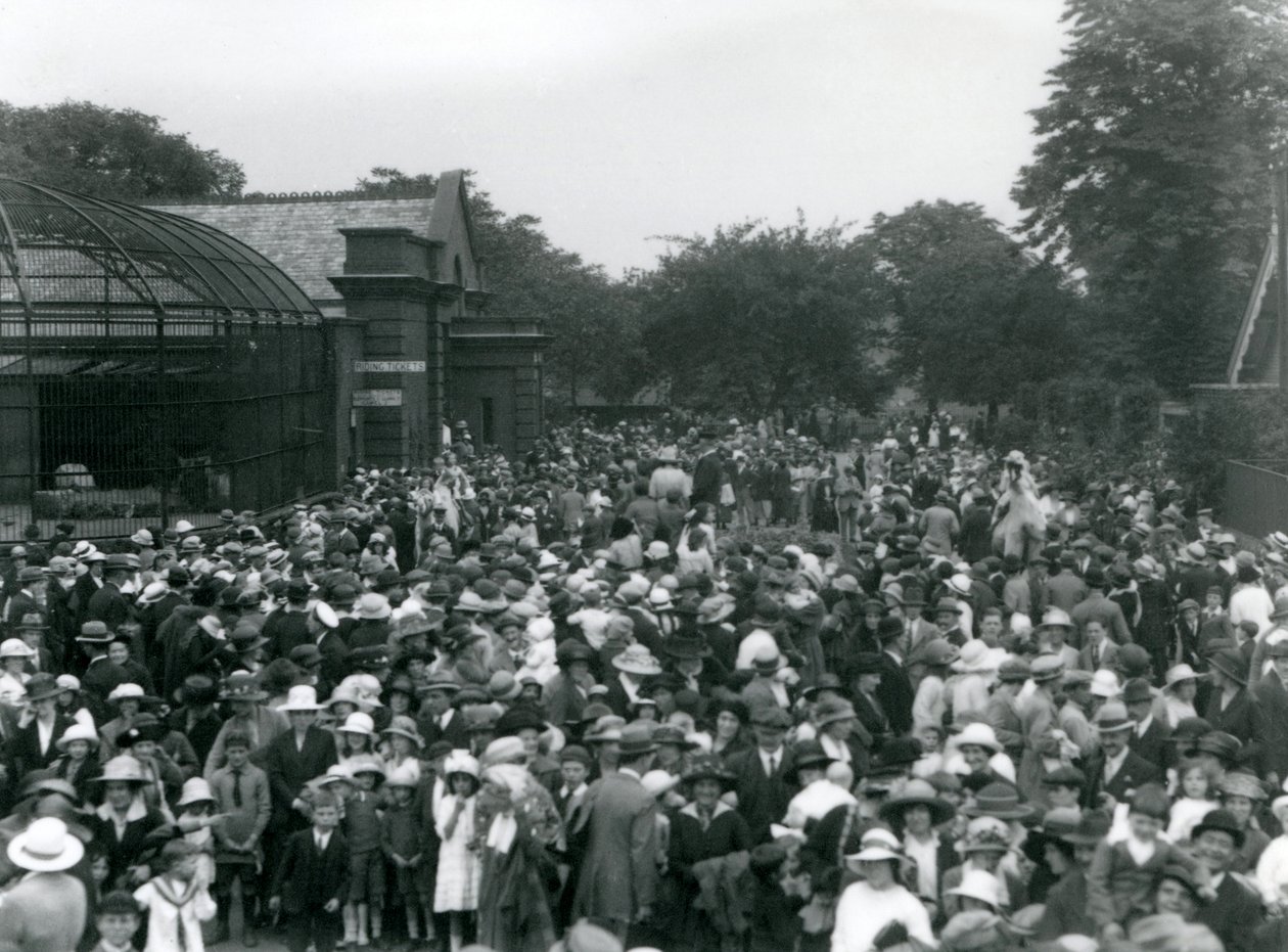 Tłumy zwiedzających w londyńskim zoo, sierpniowe święto bankowe, 1922 r autorstwa Frederick William Bond