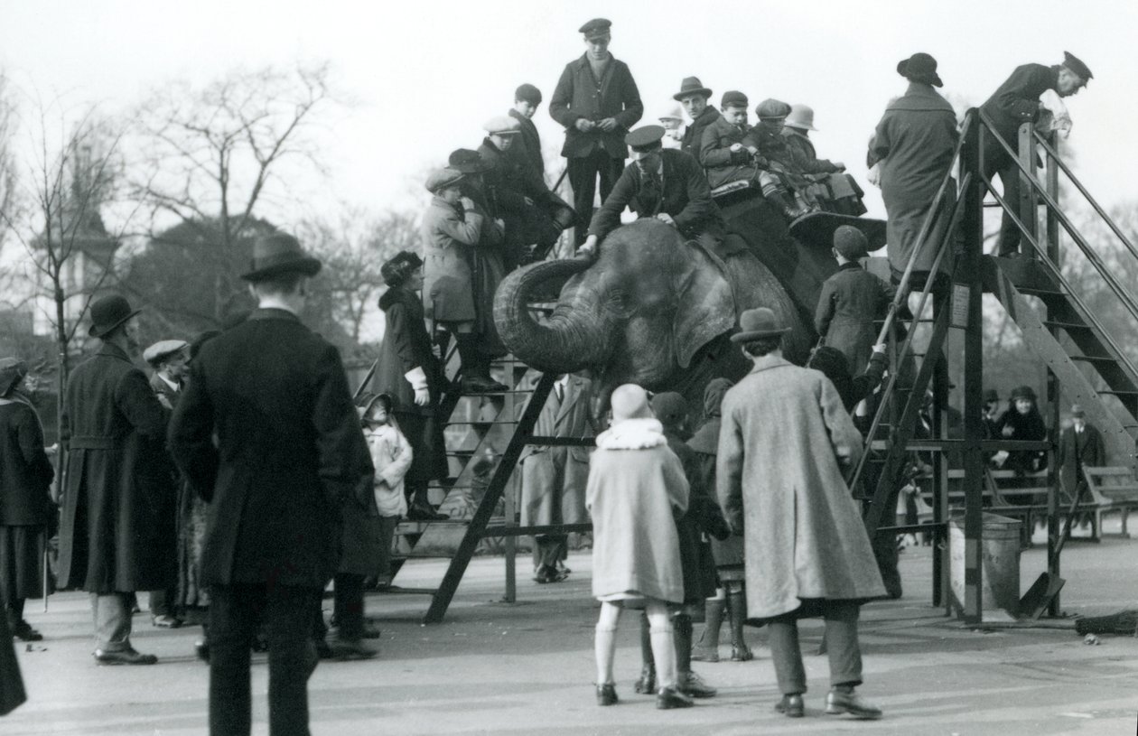 Tłumy obserwujące zwiedzających wyruszających na przejażdżkę słoniem, nadzorowaną przez stróża Arthura Churcha, kwiecień 1923 r. (fot. bw) autorstwa Frederick William Bond