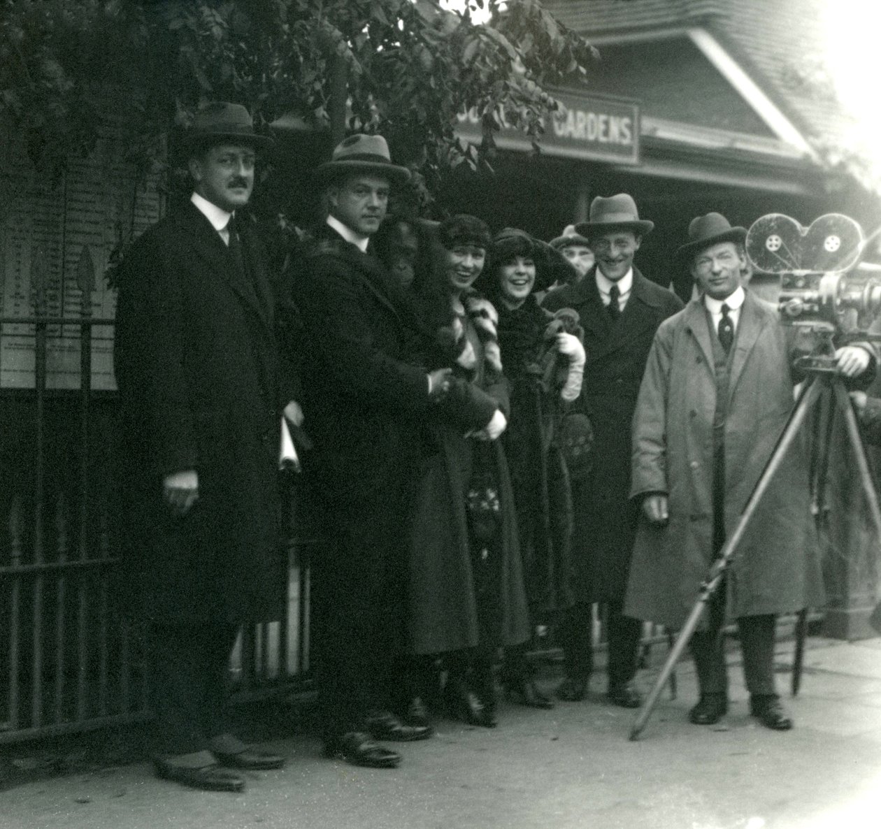 Przyjęcie u państwa Martin Johnson w londyńskim zoo, październik 1920 r. autorstwa Frederick William Bond