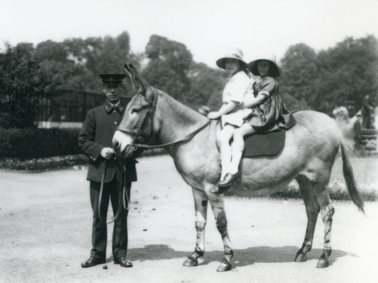 Dwie młode dziewczyny jeżdżące na dupie, londyńskie zoo, sierpień 1922 (m.b. zdjęcie) autorstwa Frederick William Bond