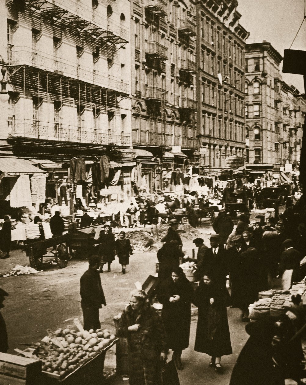Targ uliczny na Orchard Street, Lower East Side, Nowy Jork, USA, początek lat 30. autorstwa Frederick Bradley